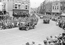 831613 Afbeelding van de Memorial D-Day Parade met militairen van de 3rd Canadian Infantry Division op de Neude te ...
